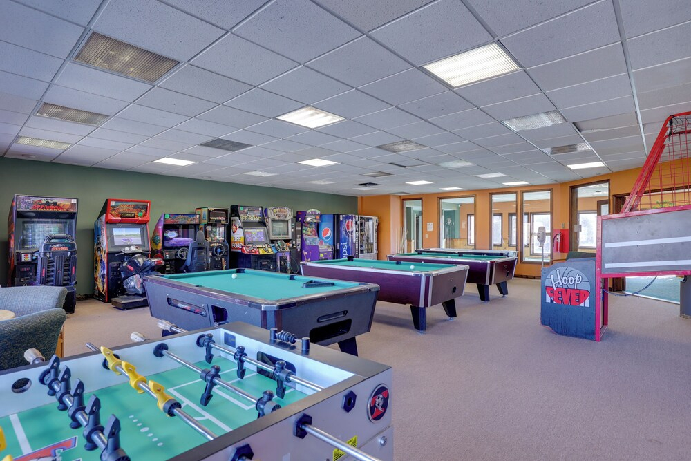 Pool & Hot Tub Access at Top-floor Granby Getaway!