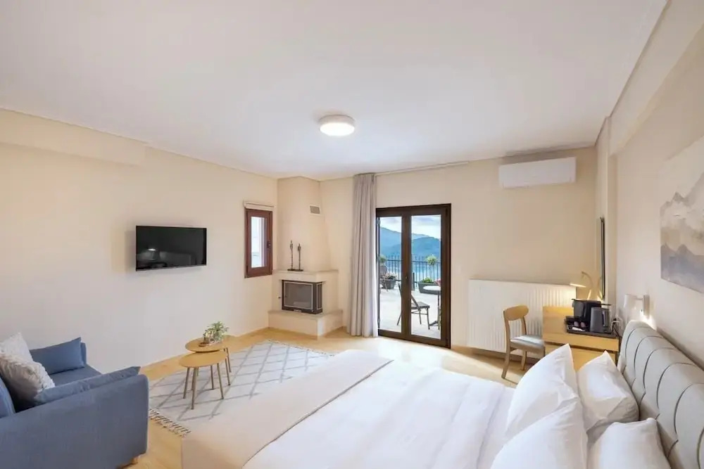 Lake Kremasta Hotel