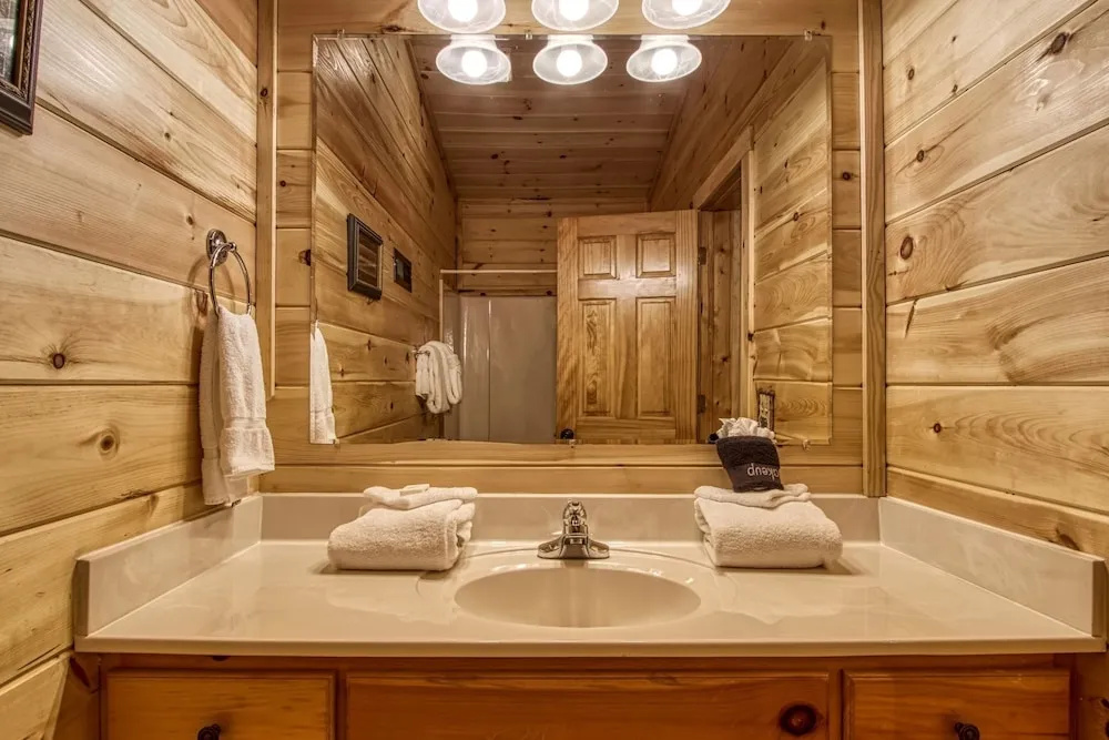 Cub Path Lodge - Luxurious 5/5 With Theatre Room And Mountain Views! 5 Bedroom Cabin by RedAwning