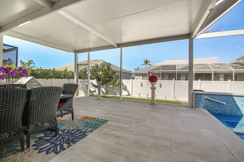 < 2 Mi to Marco Island Beach Access: Modern Oasis