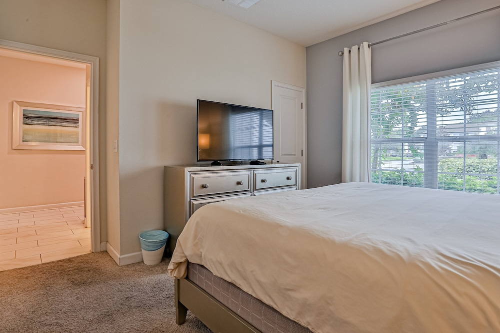 Modern Townhome With Private Pool, hot Tub, Central AC, and Private Washer/dryer