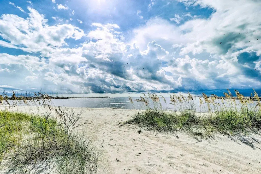 Long Beach Hideaway: Walk to Beach, Shops & Bars!