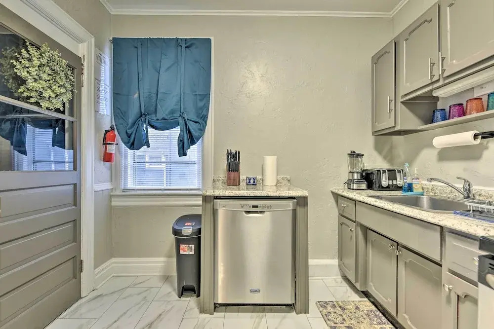 Walk to Niagara Falls! Family Home w/ Yard
