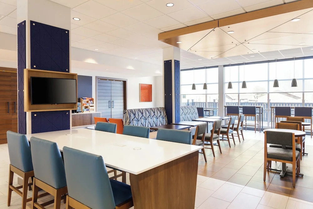 Holiday Inn Express and Suites Chicago West Oak Park by IHG