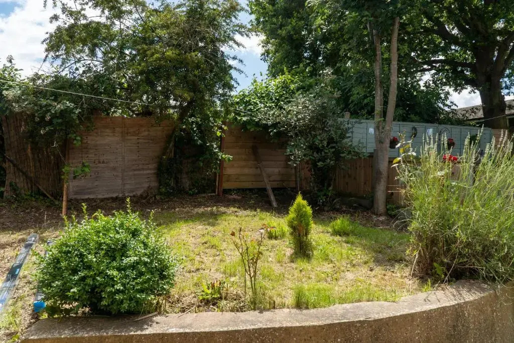 OnSiteStays - Ideal Long Term Retreat, 2-Br House with Conservatory, Parking & Wi-Fi