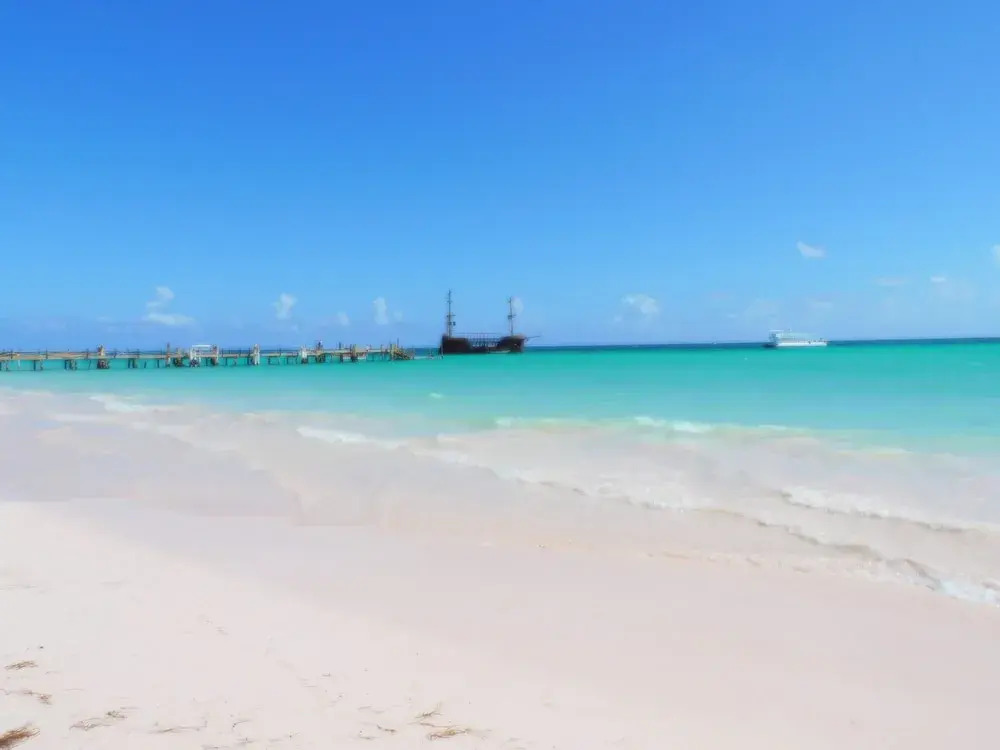Quiet Beach apartment Condo steps on the Bavaro Beach Los Corales Dr