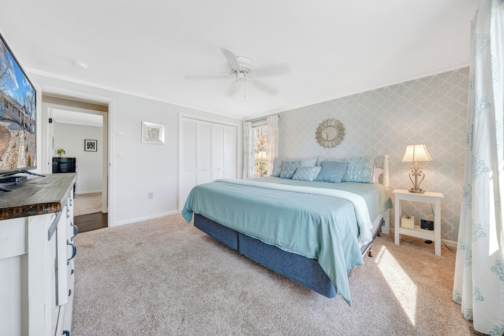 Lake Point Retreat - Lakefront Home With Hot Tub, Fire pit & Game Room