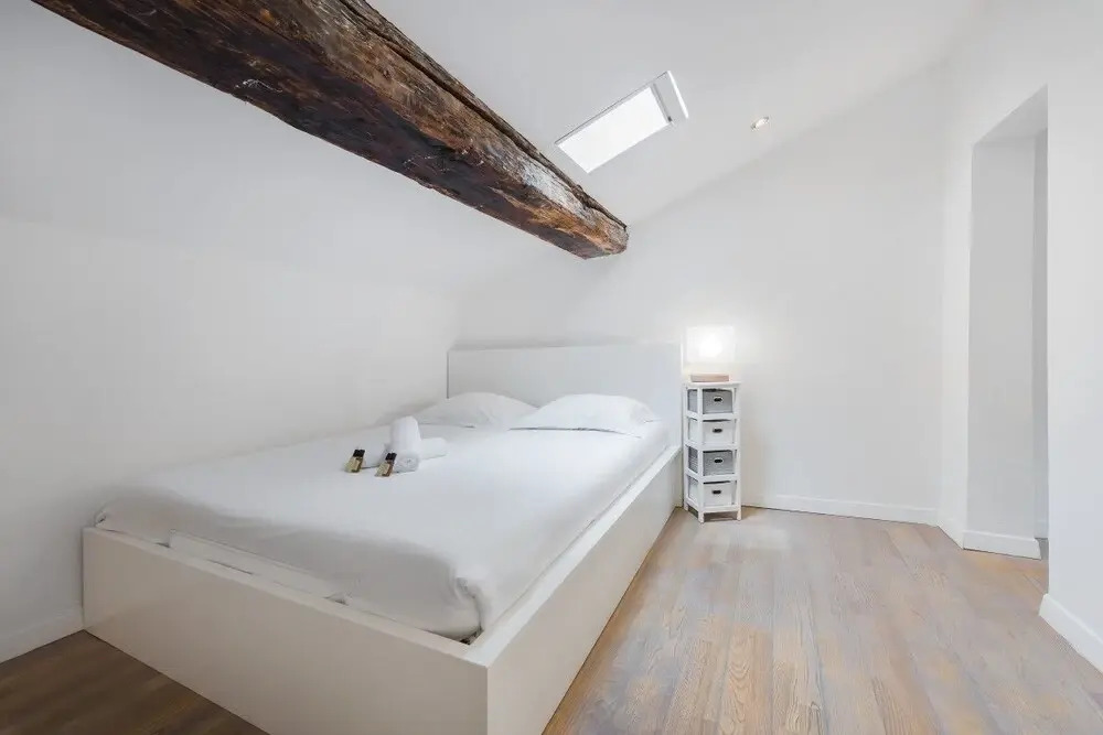 Cosy Duplex Overlooking the "rue de la Loge"!