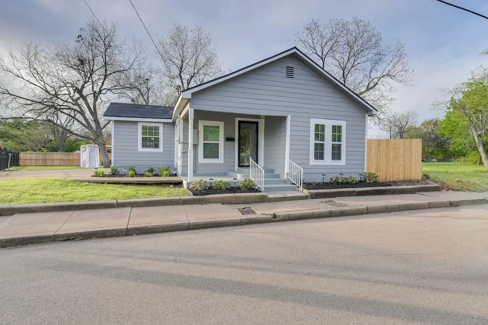 1 Mi to Dtwn Waco! Lovely Home w/ Fire Pit Table