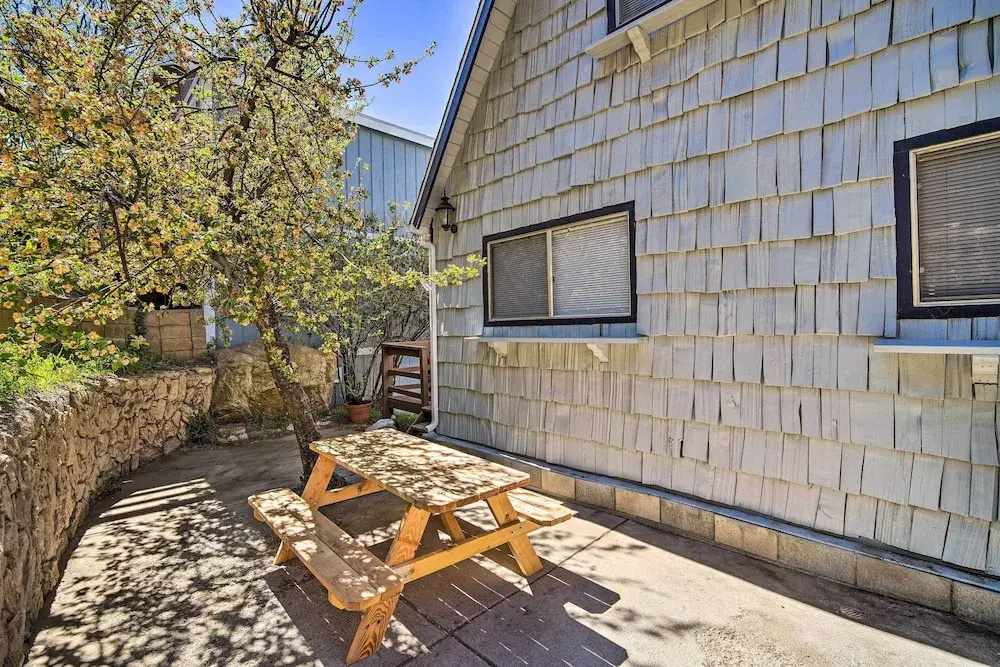Running Springs Cabin w/ Large Deck + View!