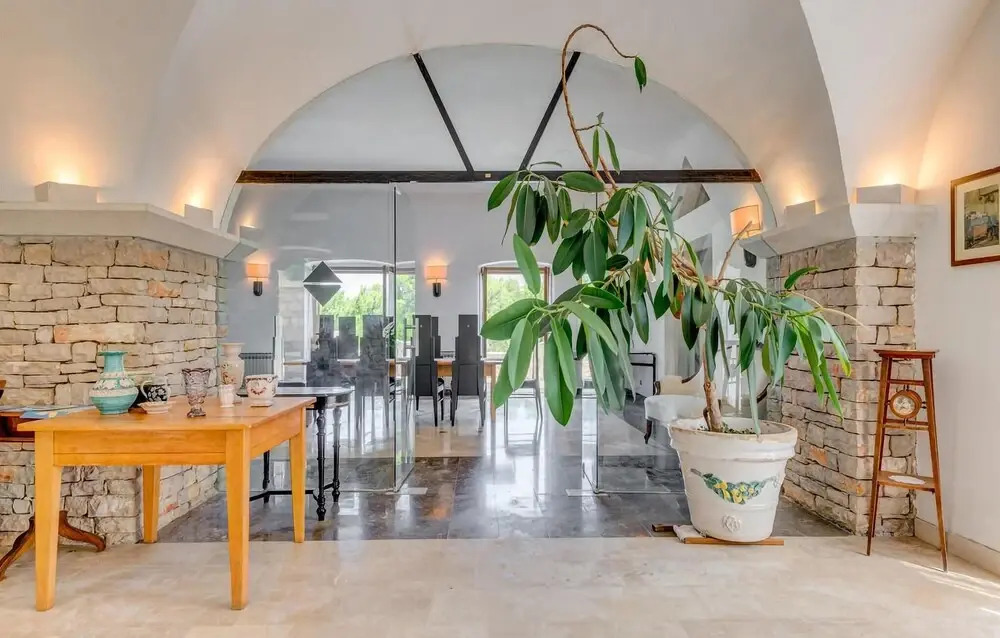 Stunning Home in Milna With 5 Bedrooms and Wifi