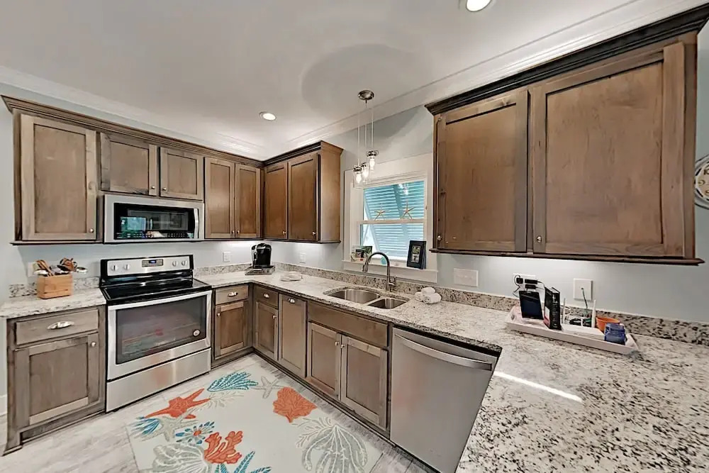 Stylish Beach W/ 2 Pools & Screened Deck 3 Bedroom Cottage