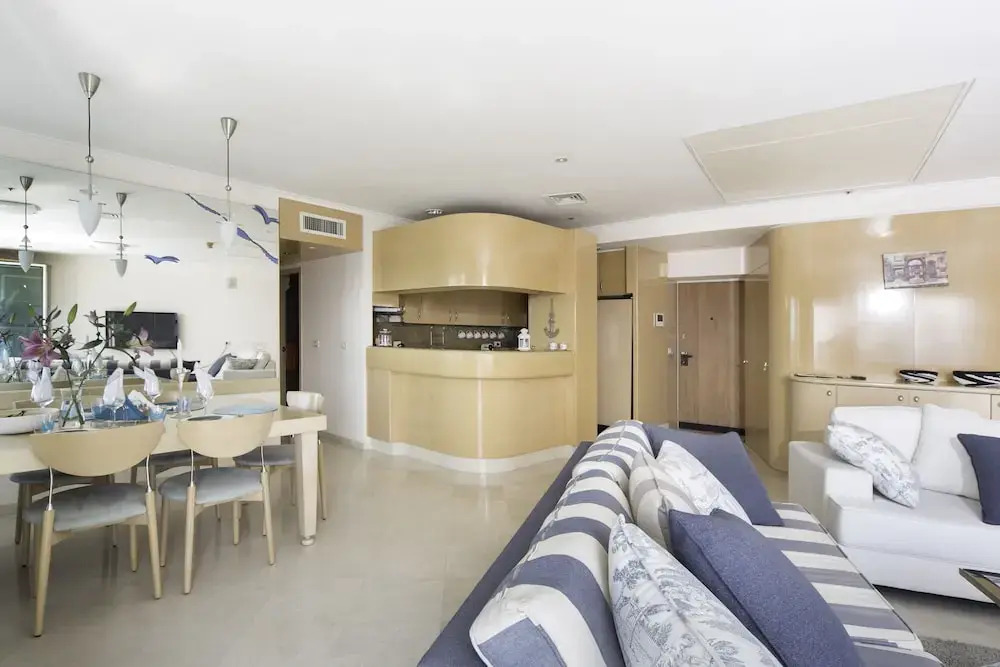 Luxurious 2BR w/ Panoramic Sea View by Sea N' Rent