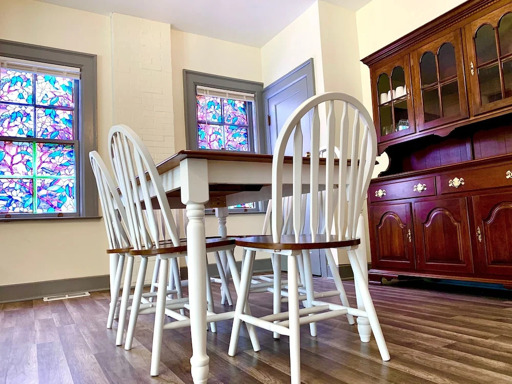 The Aquarium Chateau - With Private Yard & Parking, Near Falls, Casino by Niagara Hospitality