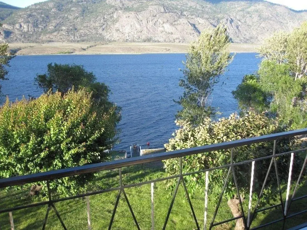 Vineyard on the Lake - 4 Bedroom Villa