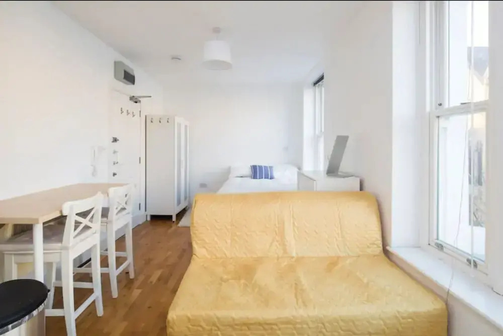 Bright Ensuite Studio Apartment in West Kensington