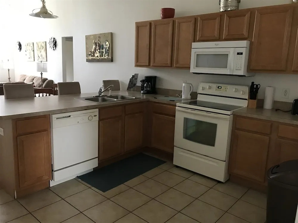 4 Bed And 3 Bath In Perfect Location With Pool By Florida Dream Home