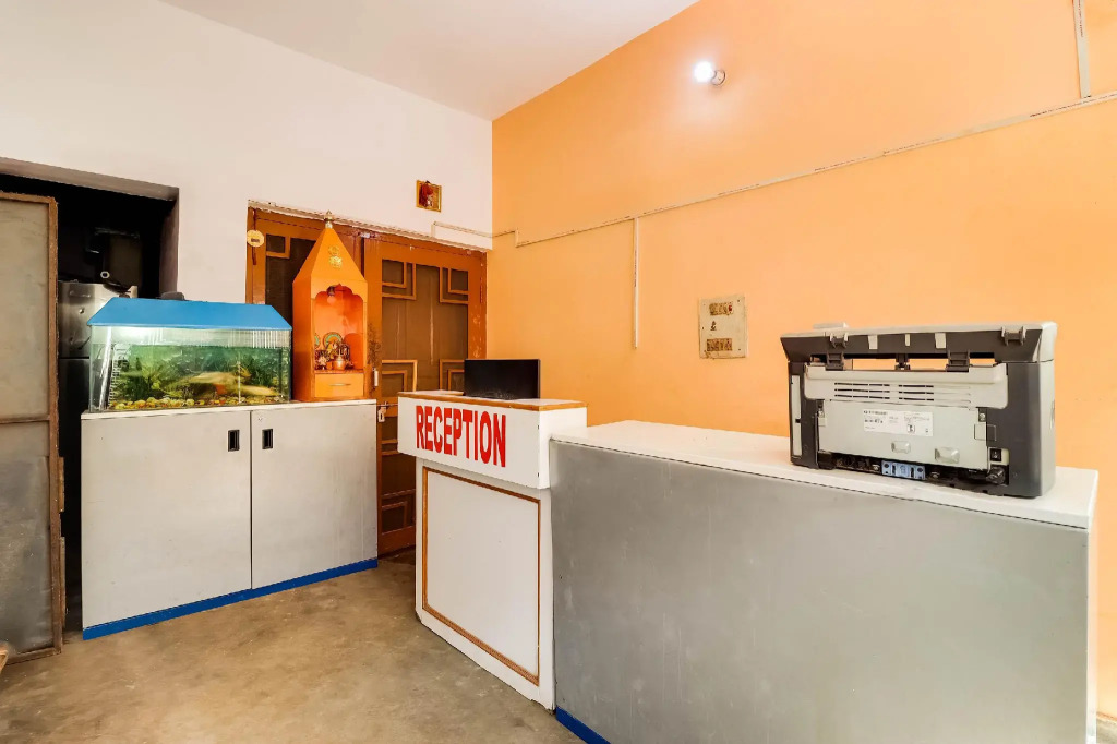 SPOT ON 43885 Hotel Laxmi Narayan