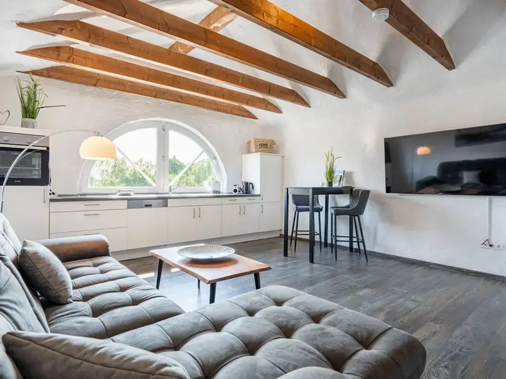 No 7 Lake View Modern Retreat