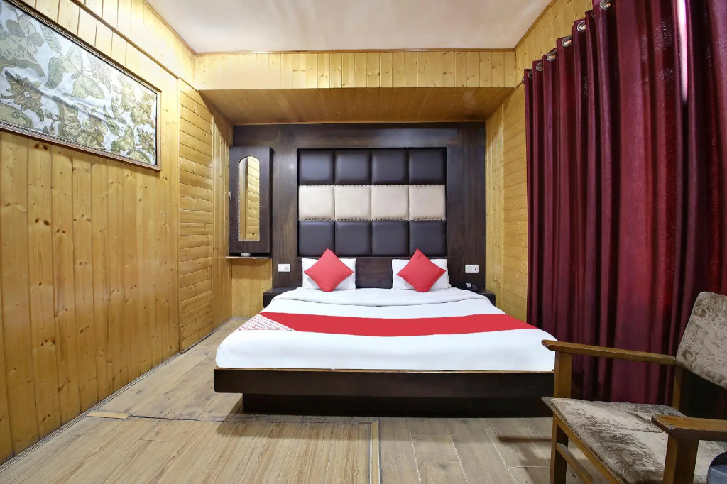 OYO 18872 Hotel Azad