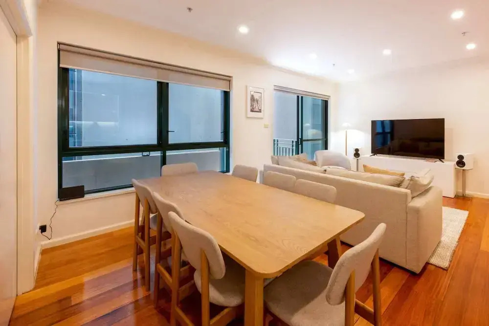 Spacious 3-bed Unit in Melbourne CBD w/ Pool & Gym