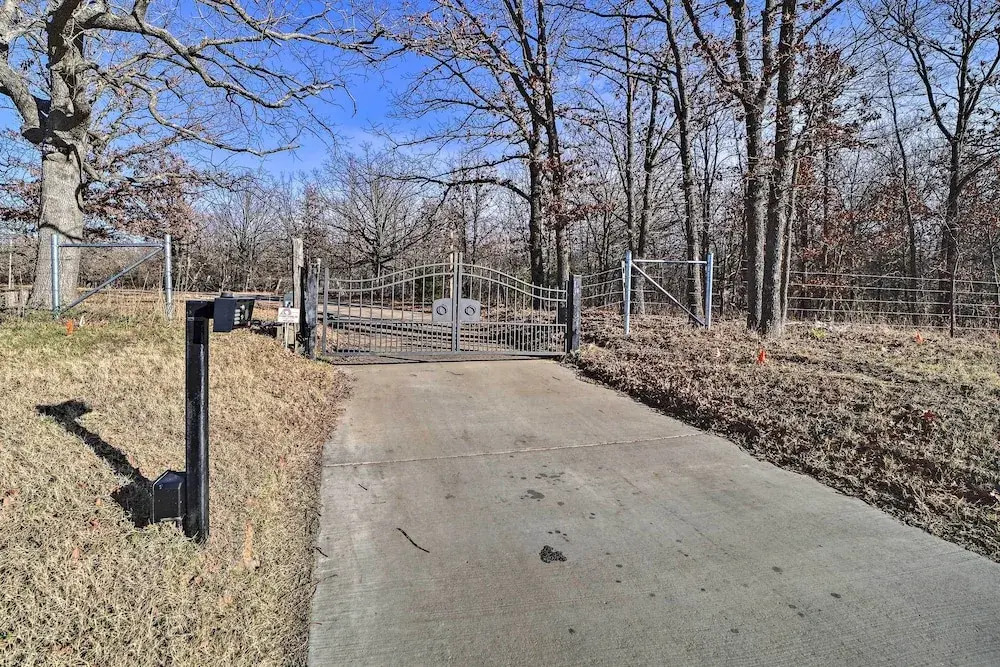 Grand Tulsa Getaway With Private Pond, Dock & Deck