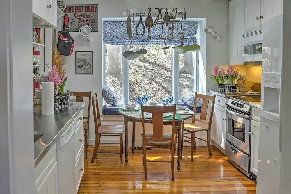 Dainty New Preston Cottage w/ Dock & Lake Views!