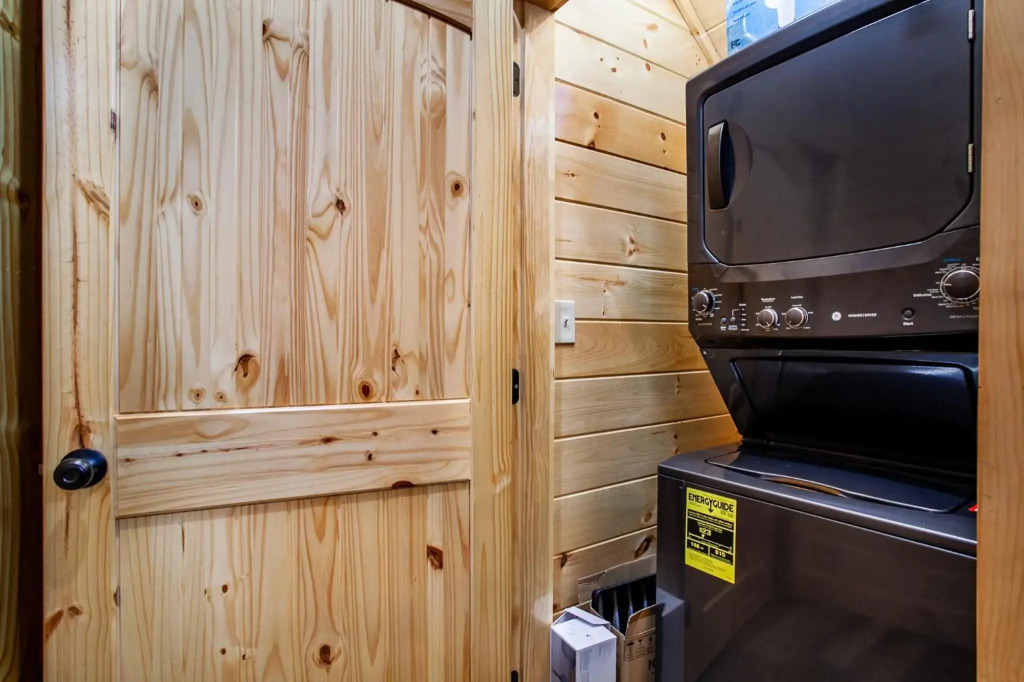 Swimming Bears Lodge 2 with Pool, Hot Tub and Theater