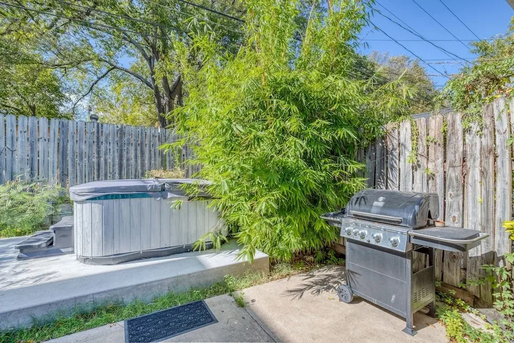 Charmer Close To Dt Austin- Large 4bd/3ba + Hottub 4 Bedroom Home