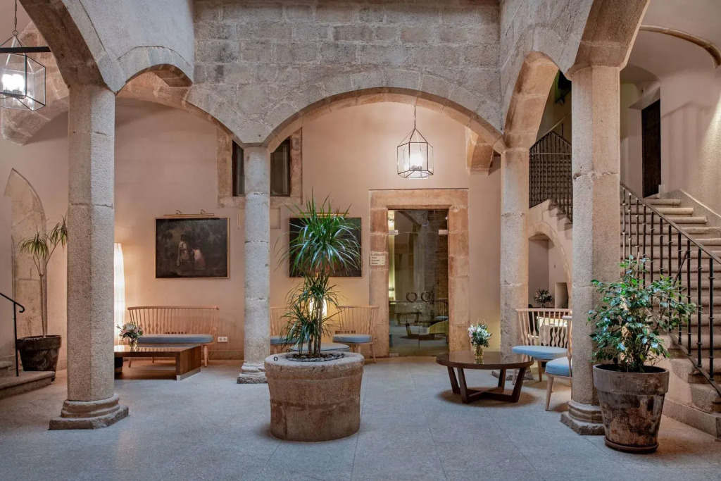 Отель NH Collection Cáceres Palacio de Oquendo