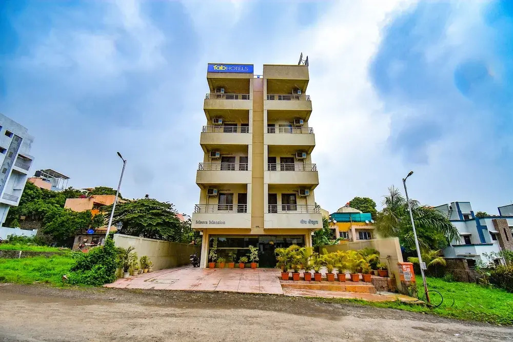 Meera Mansion by OYO Rooms