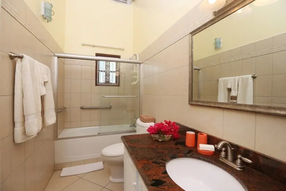Bella Vista 3 Bedroom Home by RedAwning