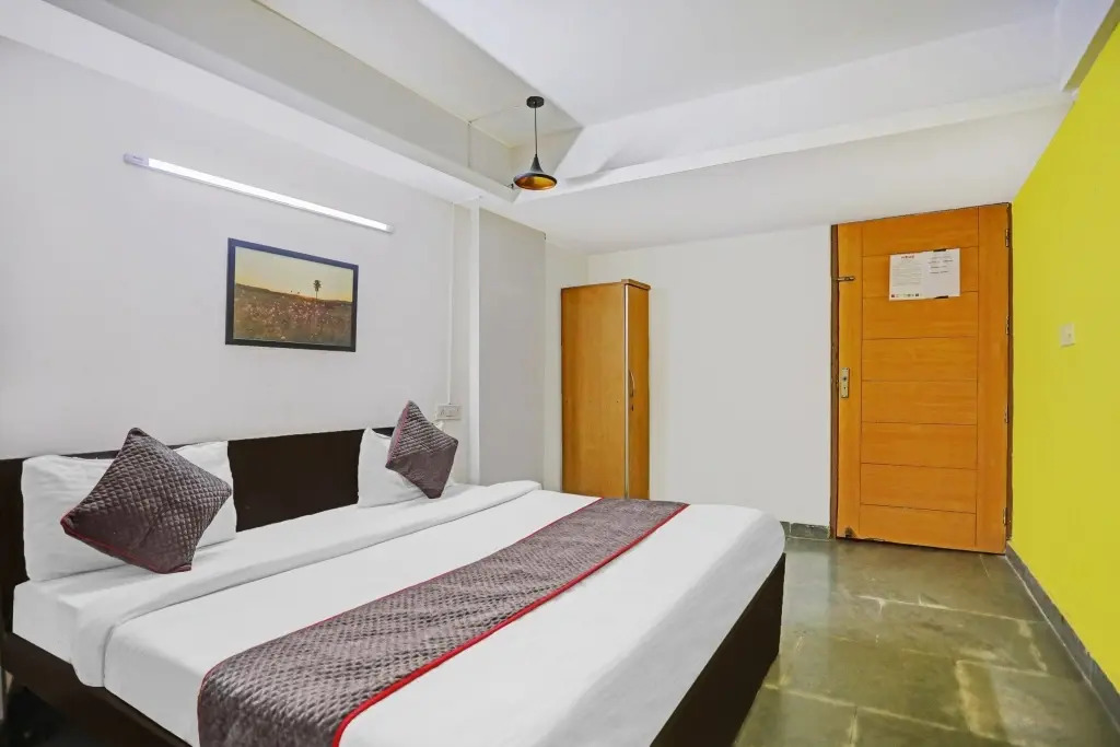 Collection O 82470 Hotel Rent Abode Aone Inn