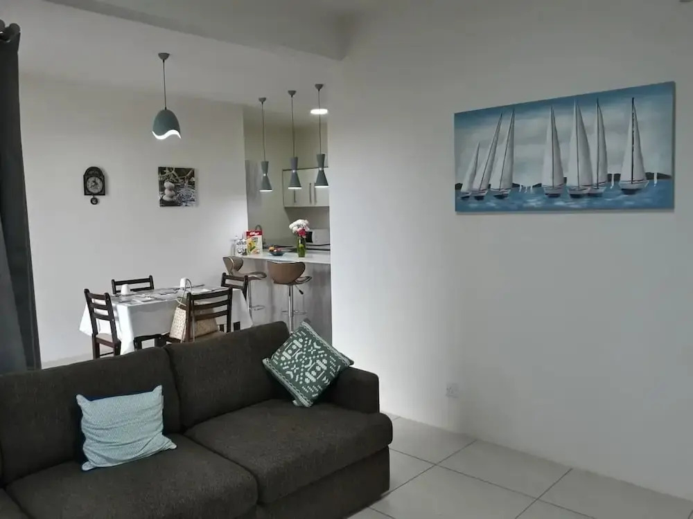 Cosy Two Bedroom Apartment With Pool and Parking