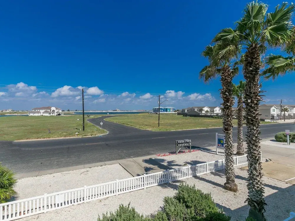 15102 Leeward Dr Townhouse Unit 502 - 3 Br townhouse by RedAwning