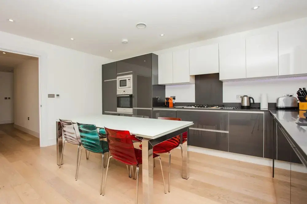 Three Bedroom Flat In Shoreditch With Large Balcony