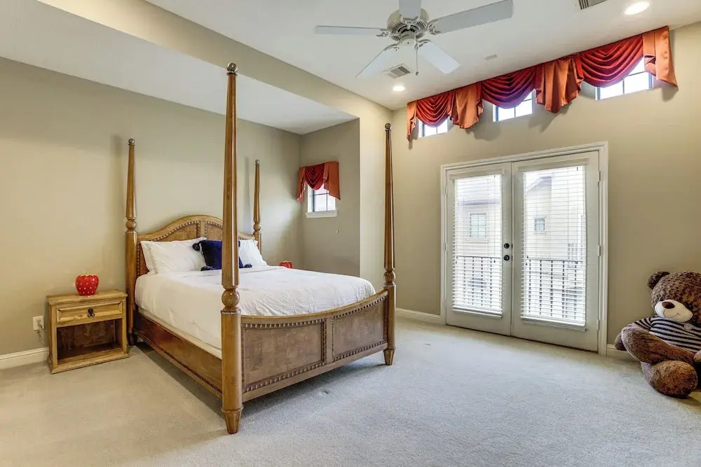 Walkable + Group-friendly: Houston Home By Stadium