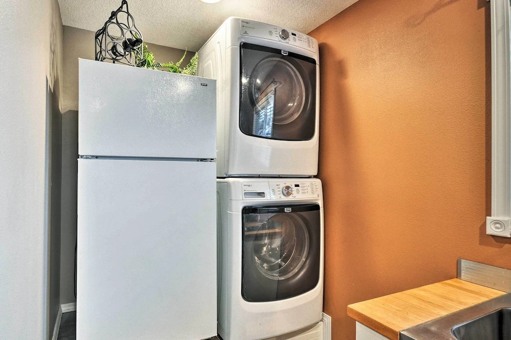Cute & Cozy PDX Area Townhouse: 31 Mi to Mt. Hood!