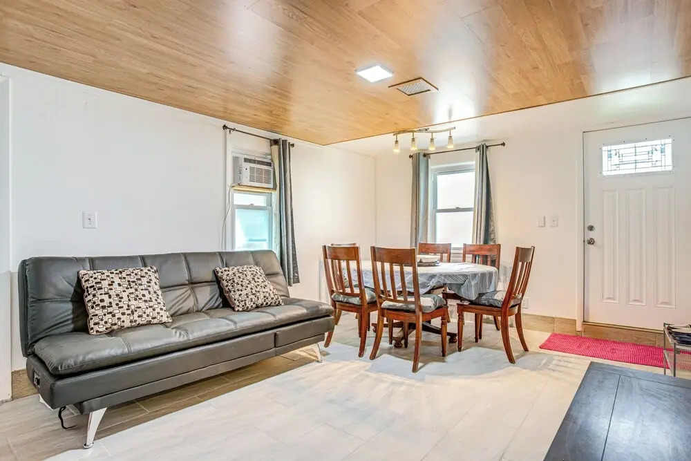 Aurora Abode: 7 Mi to Dtwn Denver!