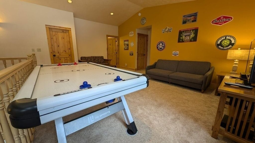 3 Mt Baker Peaceful Lodge Style Home with Private Hot Tub and BBQ on the Patio by RedAwning