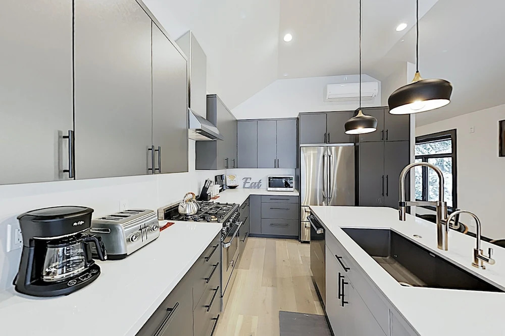 Brand-new W/ Private Hot Tub, Walk To Lift! 3 Bedroom Home