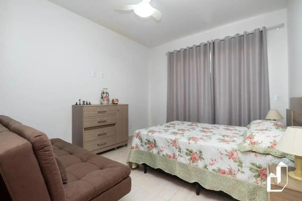 Casa com piscina e área de lazer com 08 dormitórios