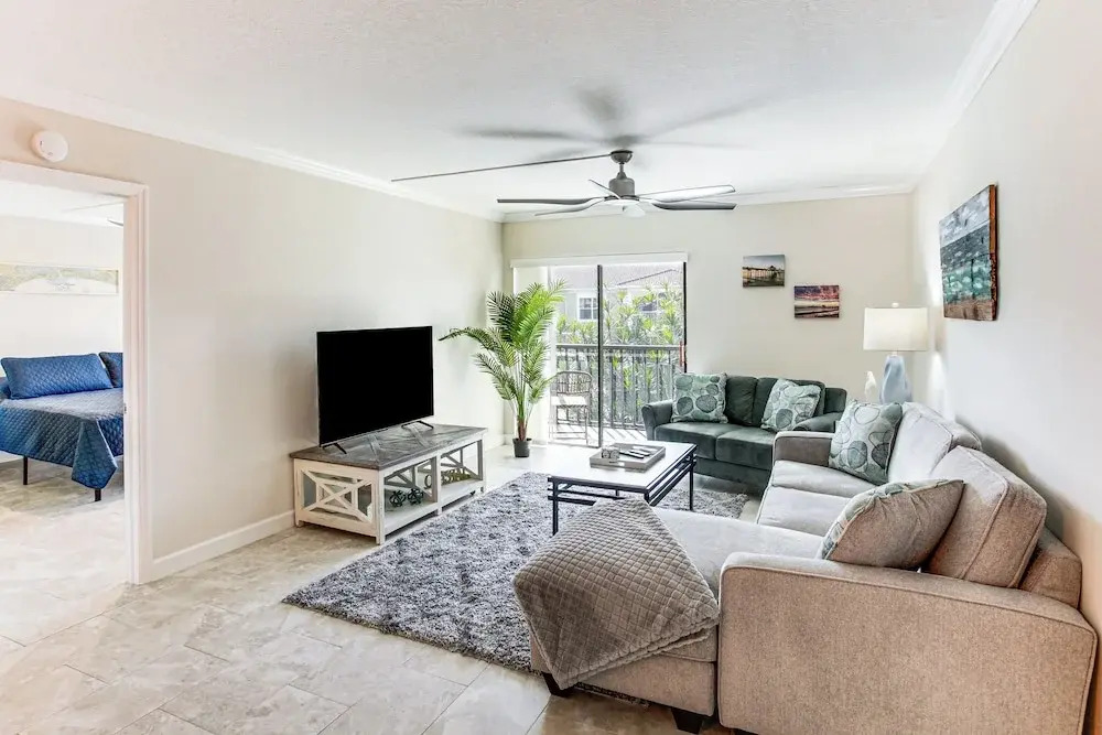 8 Mi to Beach: Modern Condo in Fort Myers!