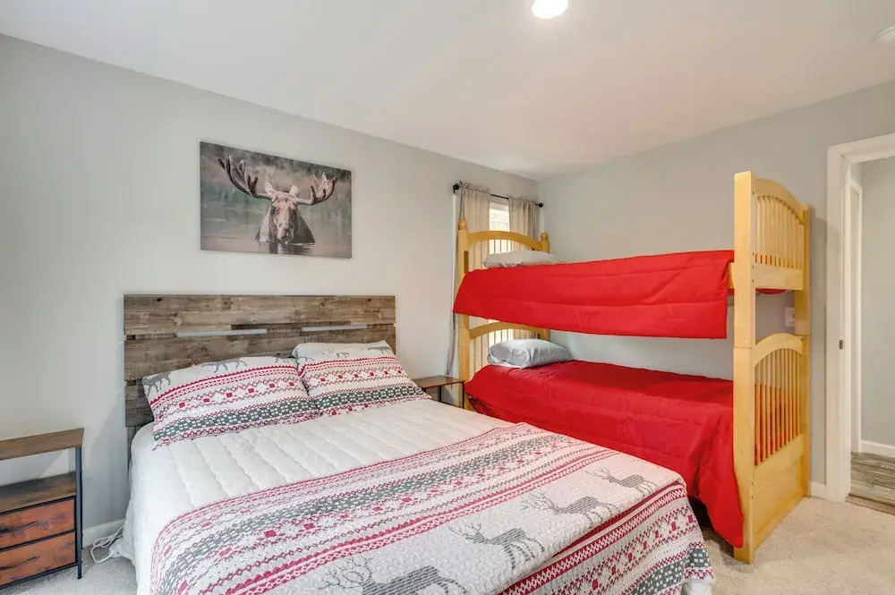 White Mtns Holiday Home! Cabin 1 Mi to Skiing