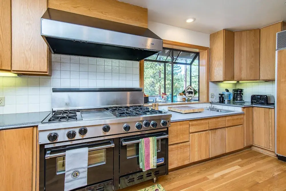 Roomy 5br W/ Hot Tub, Lake View & Beach Access 5 Bedroom Home