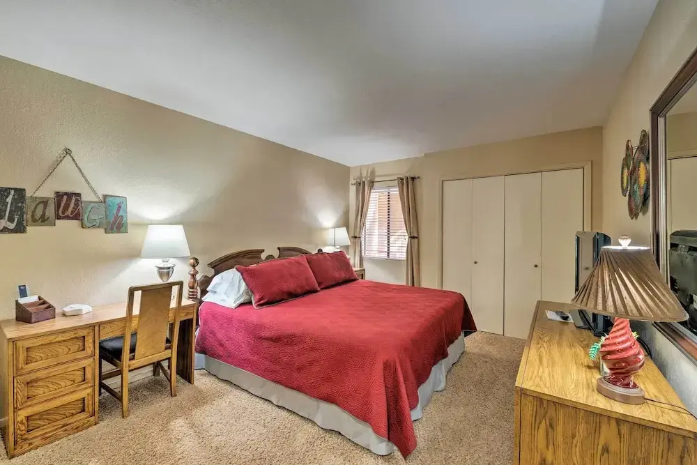 Condo on Golf Course: 2 Mi to Grindstone Lake!