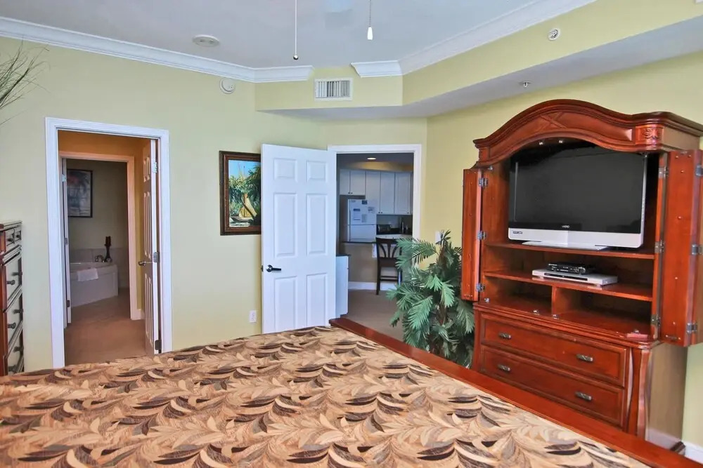 San Carlos 1004 - 3 Br condo