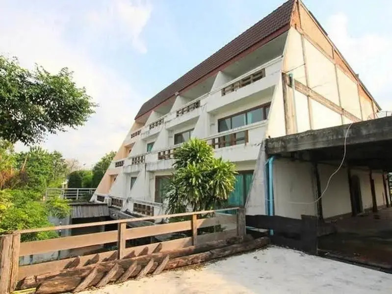 Baan Rim Nam Resort