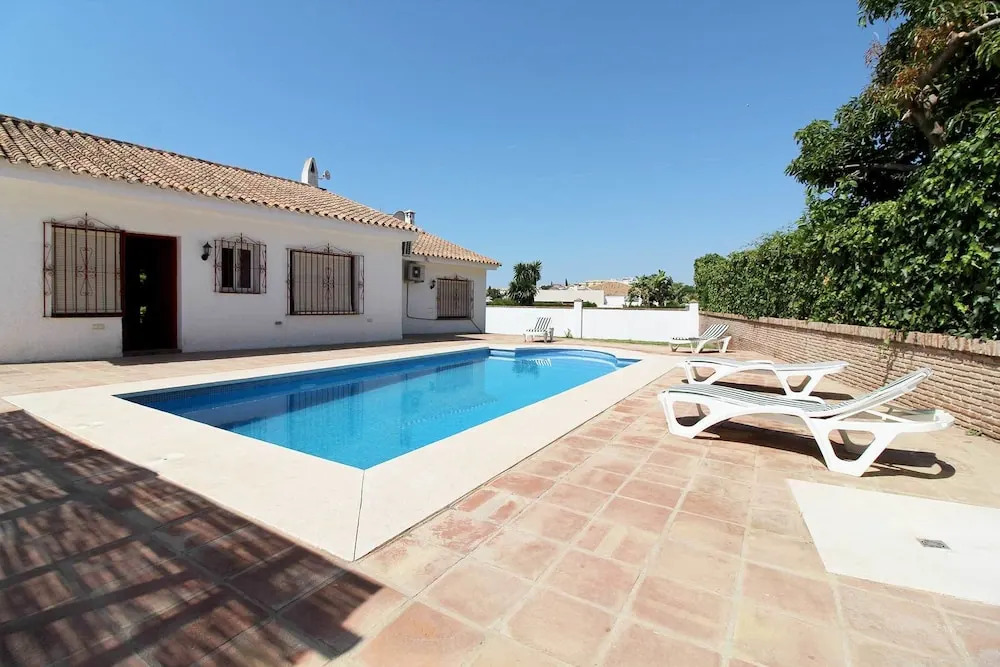 Villa Maria. Barbacoa piscina y jardín