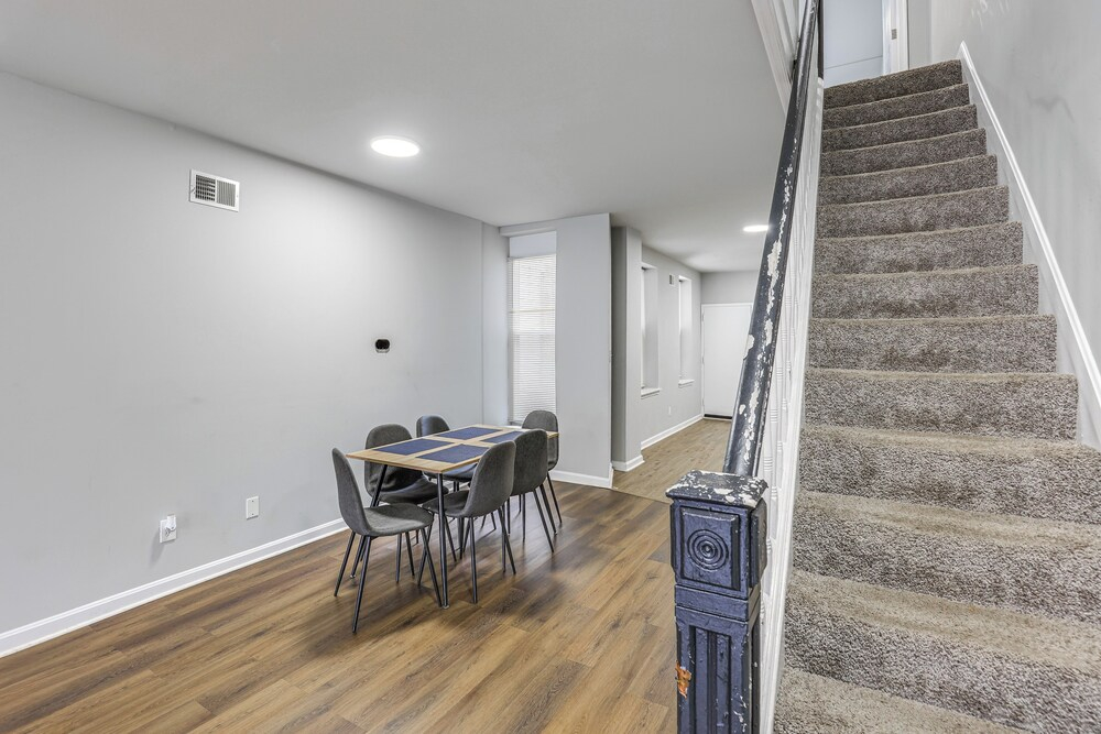 Pet-friendly 3BR Rowhouse: Walk to Patterson Park!